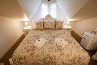 Отель Hotel Villa Roze Лиепая Улучшенный двухместный номер с 1 кроватью в мансарде-1
